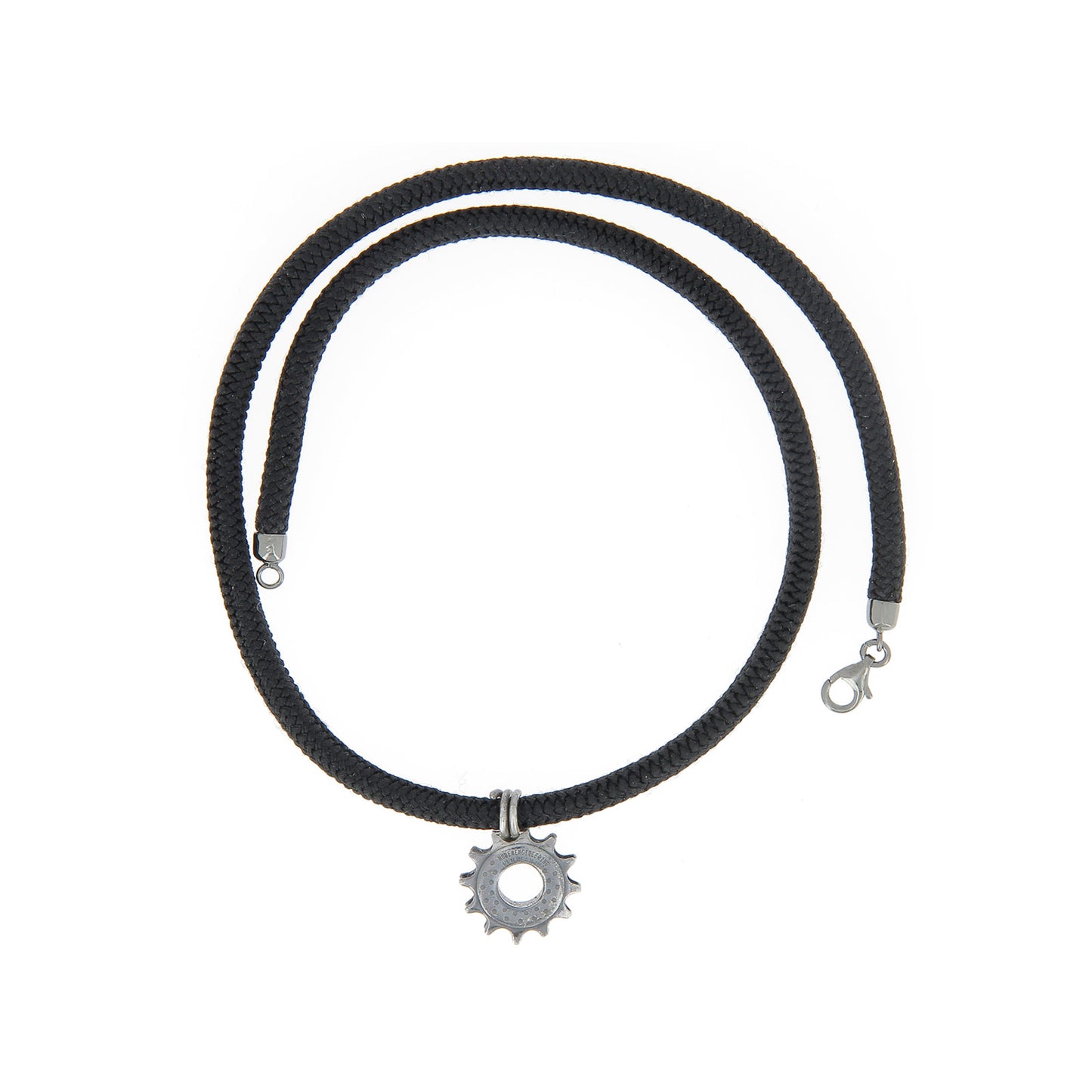Collana in tessuto nero con pendente a pignone